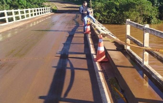 Proteção lateral de ponte na ITG 070 é danificada por enchente
