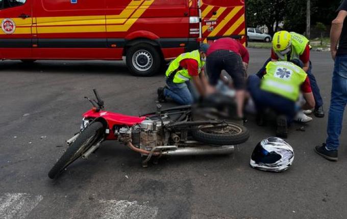Motociclista sofre suspeita de fratura em acidente no centro de SMOeste