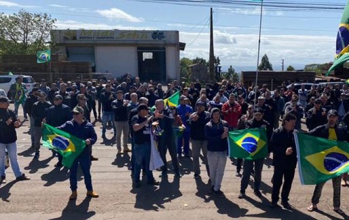 VÍDEO: Grupo realiza caminhada até o 14º RCMec em SMOeste
