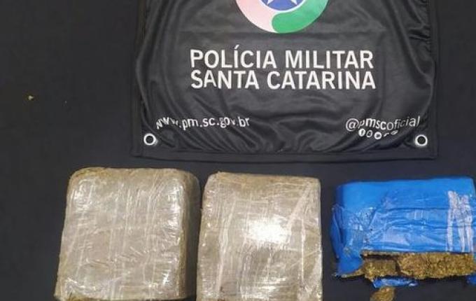 PM encontra quase 1KG de maconha em São Miguel do Oeste