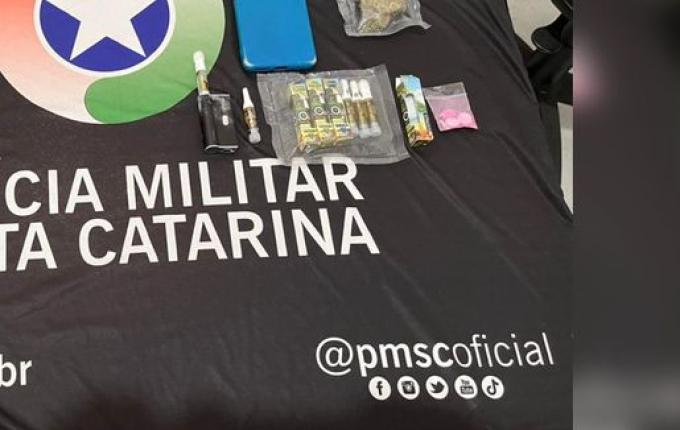 PM apreende drogas e prende homem em ônibus durante operação em SMO