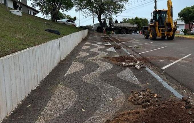 São José do Cedro revitaliza passeio lateral da praça José João Grando