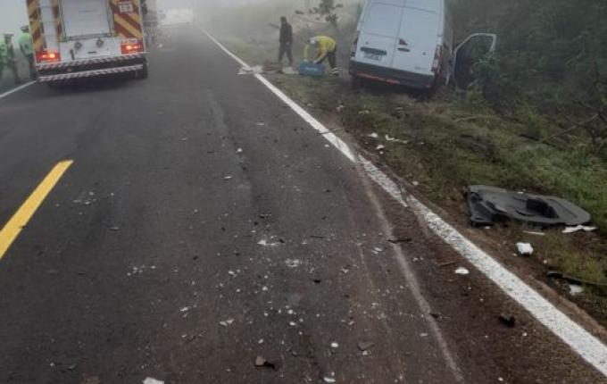 Condutor fica ferido em colisão entre van e caminhão na PR-180