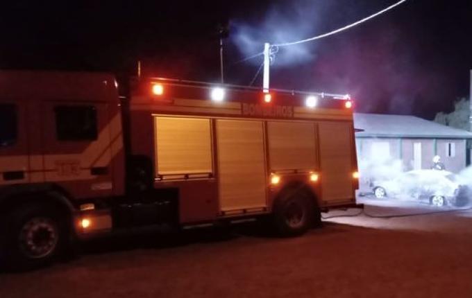 Carro é destruído por incêndio em frente ao bar em São José do Cedo
