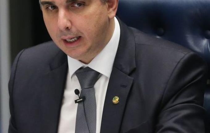 Presidente do Senado diz que Petrobras tem que dividir lucro com a população