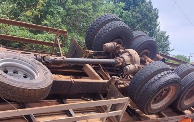 Caminhão carregado com frango vivo tomba na SC-480