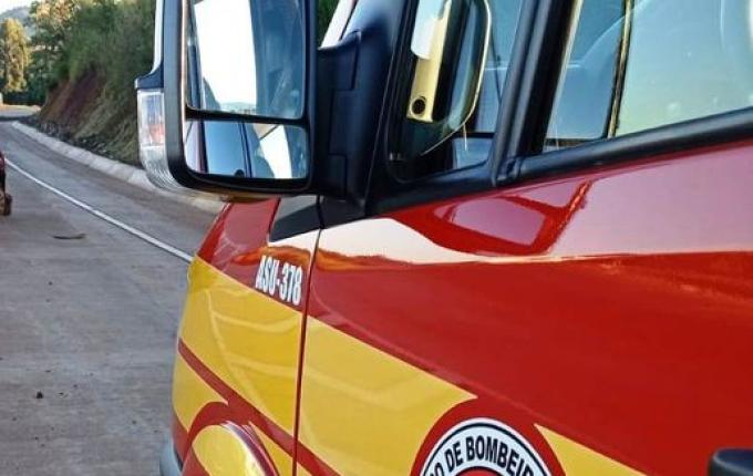 Batida entre carro e moto deixa homem ferido na BR-163