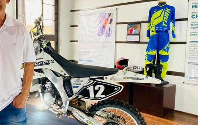 Exposição homenageia ex-piloto de Motocross de Itapiranga