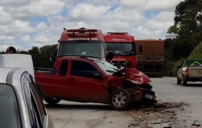 Condutor fica ferido em acidente entre três carros e um caminhão na BR-163 em Cedro