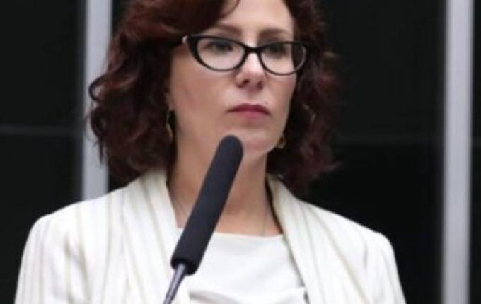 Carla Zambelli tem mandato cassado e fica inelegível por 8 anos