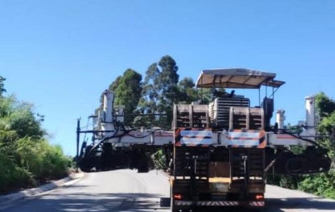 Realizado o transporte da pavimentadora da BR-163
