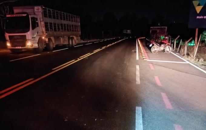 Motociclista fica gravemente ferido em colisão com caminhão na SC-283 em São Carlos