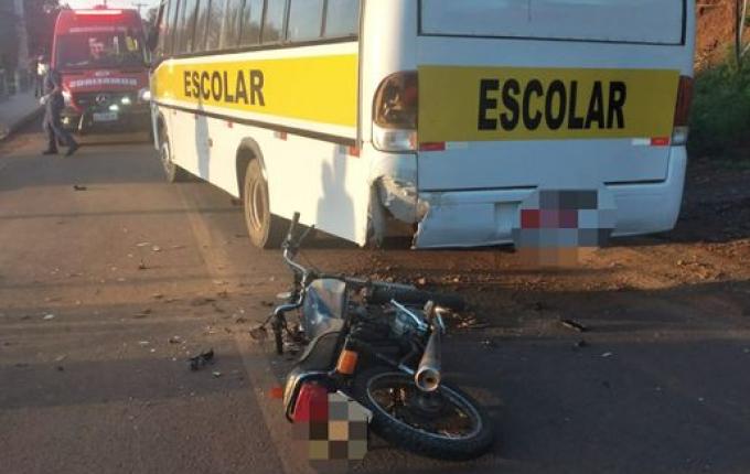 Colisão entre motocicleta e ônibus escolar deixa jovem ferido em Itapiranga