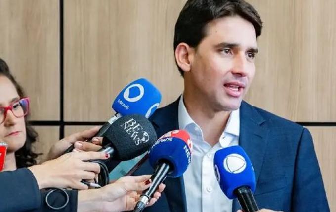 Passagens aéreas não devem subir após fusão de empresas, diz ministro