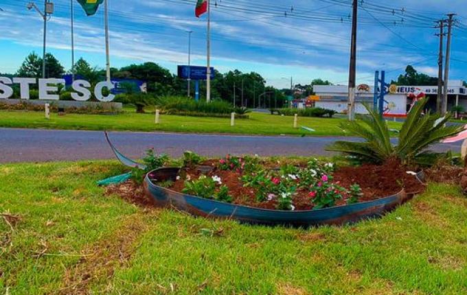 Motorista perde o controle de carro, sobe em canteiro e capota no trevo de SMOeste