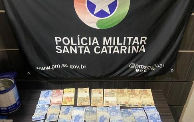 Homem é preso por tráfico de drogas ao tentar fugir da PM em Modelo