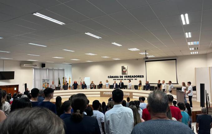 Jovens parlamentares são diplomados e elegem Mesa Diretora em São Miguel do Oeste