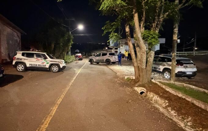 Homem é preso após agredir companheira e avançar com camionete contra policiais em São Miguel do Oeste