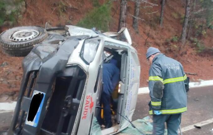 Acidente na BR-282 envolve van da saúde de Campo Erê