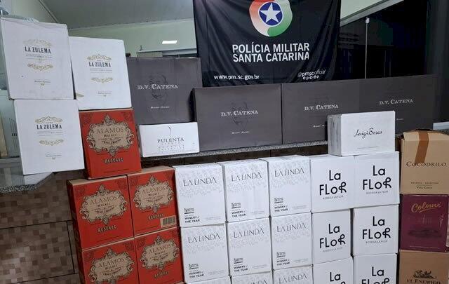 Vinhos escondidos em caixas de ovos são flagrados em abordagem no Oeste