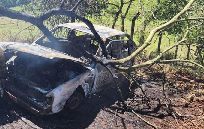 Incêndio consome carros abandonados na Secretaria de Obras de Itapiranga
