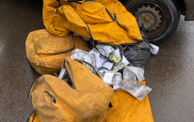 Ambulantes são flagrados com maconha após parada em bloqueio no trevo de SMO