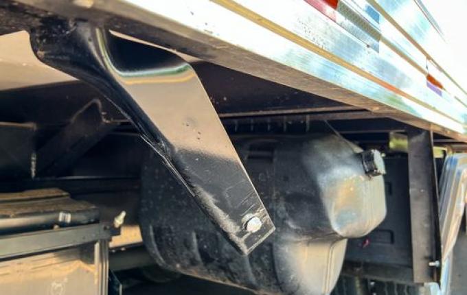 Colisão entre moto e caminhão deixa dois gravemente feridos entre SMOeste e Bandeirante