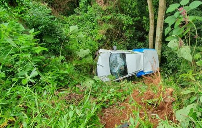 Veículo cai em ribanceira de 100 metros e deixa um ferido em São José do Cedro