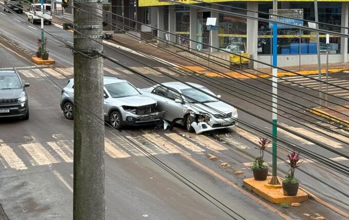 Segunda-feira é marcada por dois acidentes no centro  de Iporã do Oeste