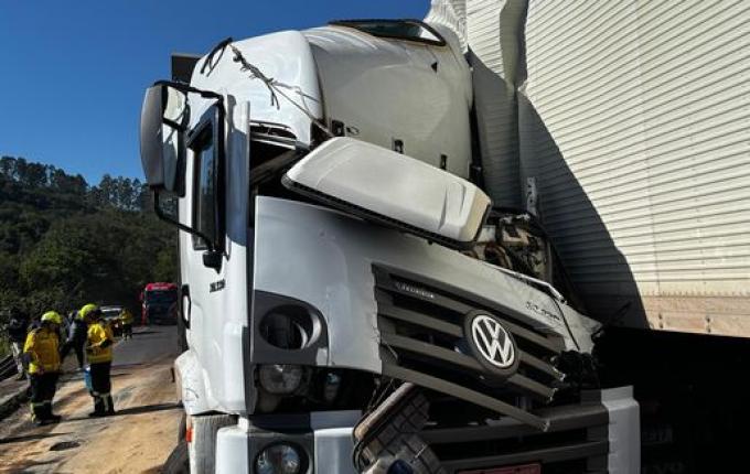 Acidente grave entre caminhões deixa dois feridos na BR-282