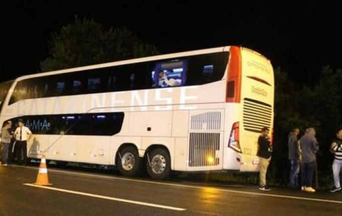 Tentativa de assalto a ônibus que vinha para SC termina com três suspeitos mortos no PR
