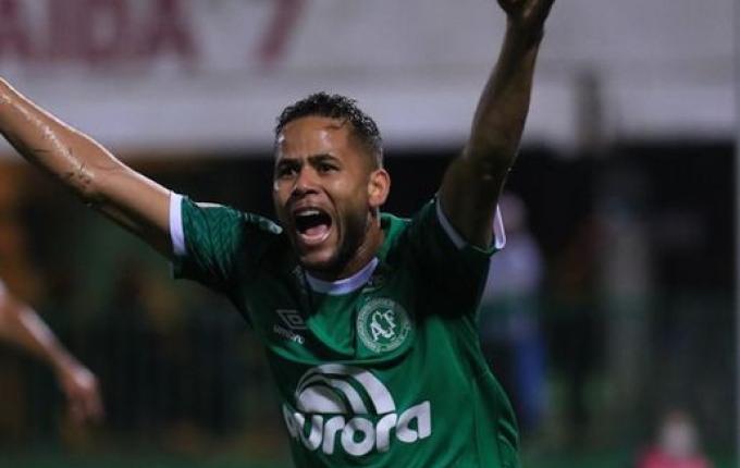 Chape faz bom jogo e empata com o líder Atlético MG na Arena