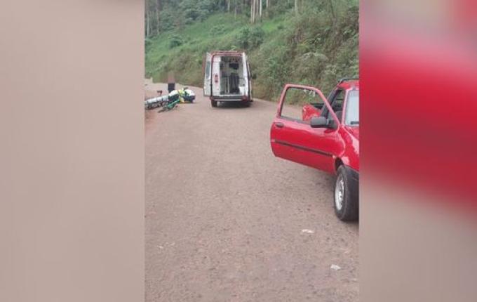 Ciclista sofre ferimentos graves em colisão com carro no interior de Itapiranga