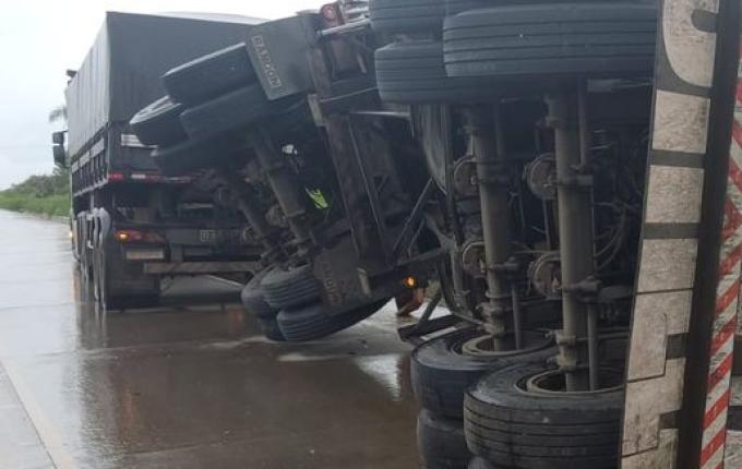 Carreta carregada de adubo tomba na BR–163