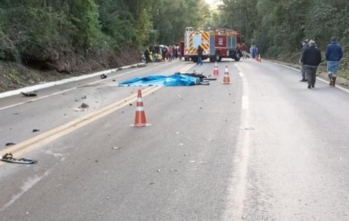 Colisão frontal deixa um morto e quatro feridos na BR 282, em Pinhalzinho
