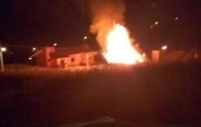 Casa é destruída por incêndio em Anchieta