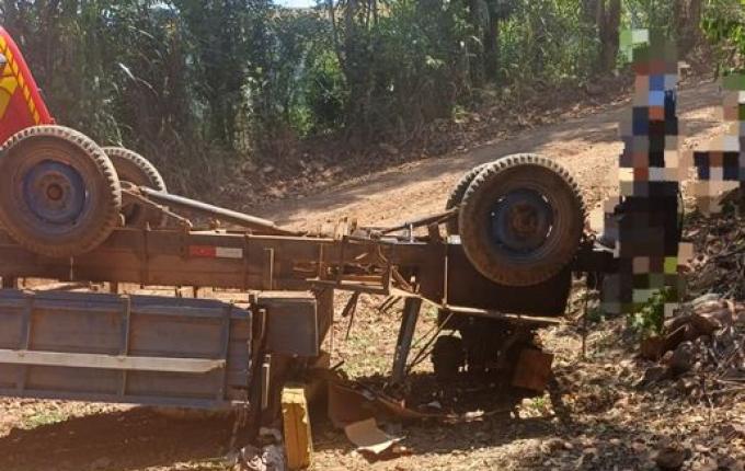 Idosa fica ferida em capotamento de carreta agrícola no interior de Itapiranga