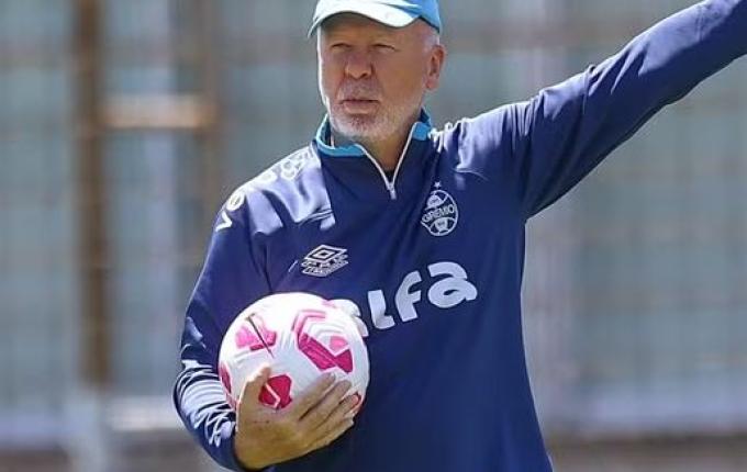 Escalação do Grêmio: Mano Menezes mantém dúvidas no meio e na lateral