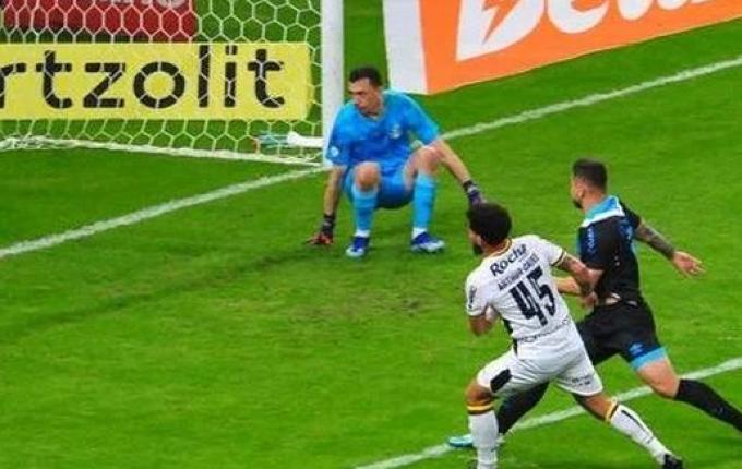 Grêmio joga mal, perde para o Criciúma e volta a sofrer ameaça do Z4