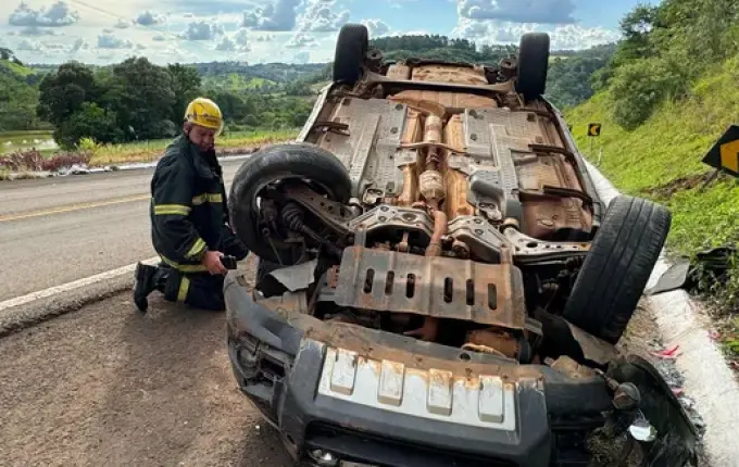 Saída de pista seguida de capotamento deixa uma pessoa ferida na BR 282