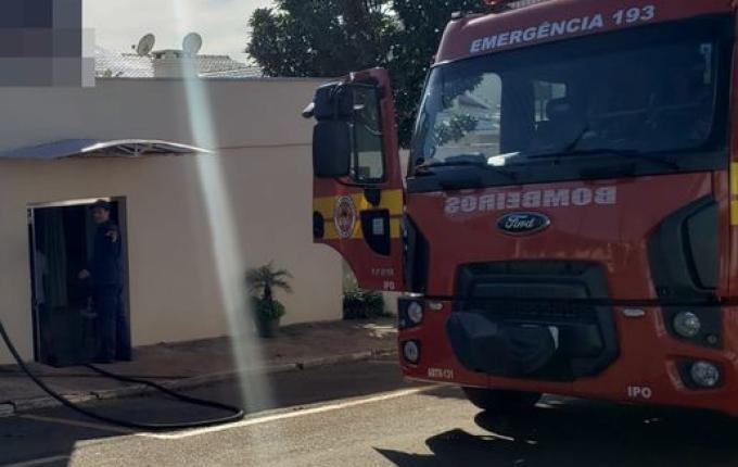 Bombeiros combatem princípio de incêndio em restaurante, em Iporã do Oeste