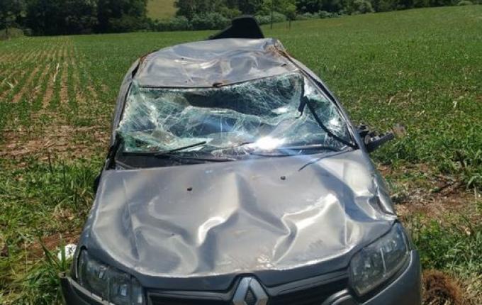 Carro emplacado em Minas Gerais sai da pista e capota na SC 283