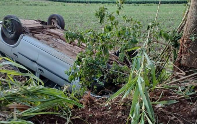 Capotamento deixa casal ferido no interior de Itapiranga