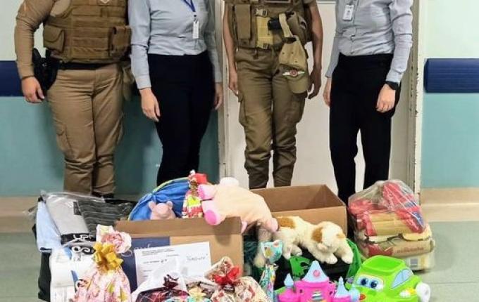 PM entrega brinquedos, pijamas e alimentos ao Hospital Regional