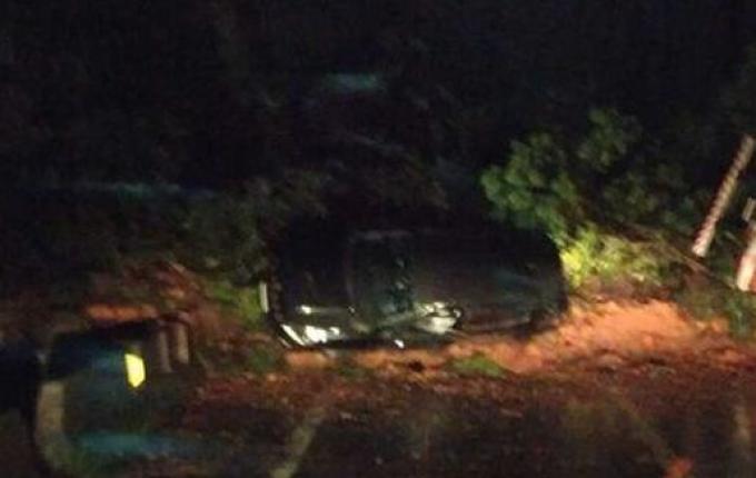 Deslizamento atinge carros, mobiliza resgate e interdita BR-376 entre SC e o PR