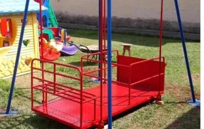 Criança de 8 anos morre atingida por balanço no Oeste