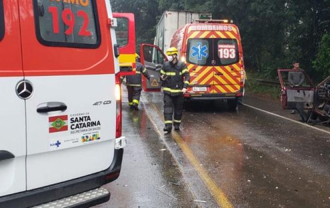 Homem fica preso às ferragens em grave acidente na BR-282