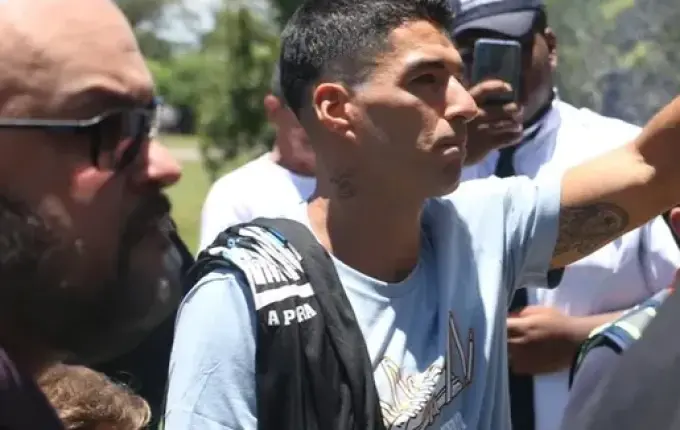 Torcida do Grêmio faz festa para receber Luís Soárez no aeroporto