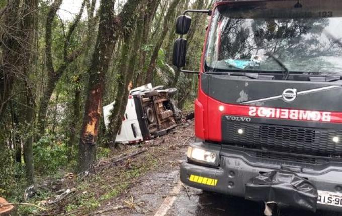 Van sai da pista e colide em árvore na BR-282 em Pinhalzinho