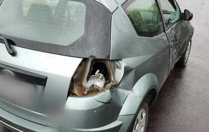 Motociclista sofre ferimentos em colisão contra carro